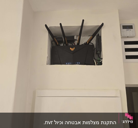 נתב עם אנטנות מותקן בקיר ליד גלאי עשן